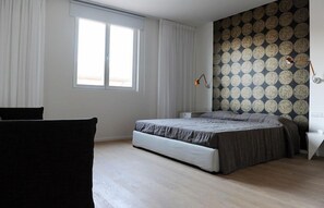 Minibar, Zimmersafe, Schreibtisch, Verdunkelungsvorhänge