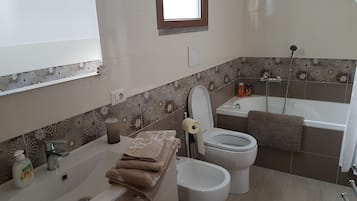 Dusche, Haartrockner, Bidet, Handtücher