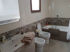 Shower, hair dryer, bidet, towels - Villa Lory Albinia (Orbetello)