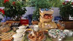 A buffet table with various food items, including pastries, fruits, and dairy products. - Hotel Nautilus (Forte dei Marmi)