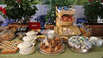 Free daily buffet breakfast