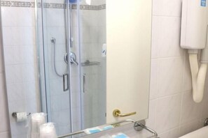 Double or Twin Room | Bathroom | Shower, free toiletries, hair dryer, bidet - Hotel Nautilus (Forte dei Marmi)