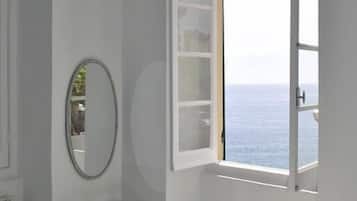 Desk, free cribs/infant beds, free WiFi