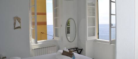 Escritorio, cunas gratuitas y wifi gratis