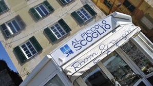 A building with a sign that reads "Al Piccolo Scoglio" and "Room & Breakfast." - Al Piccolo Scoglio - Room & Breakfast (Camogli)