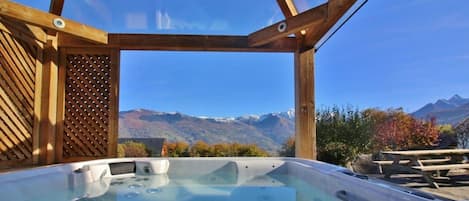 Indoor spa tub