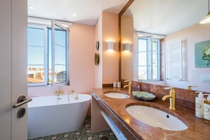 Baignoire, sèche-cheveux, serviettes fournies