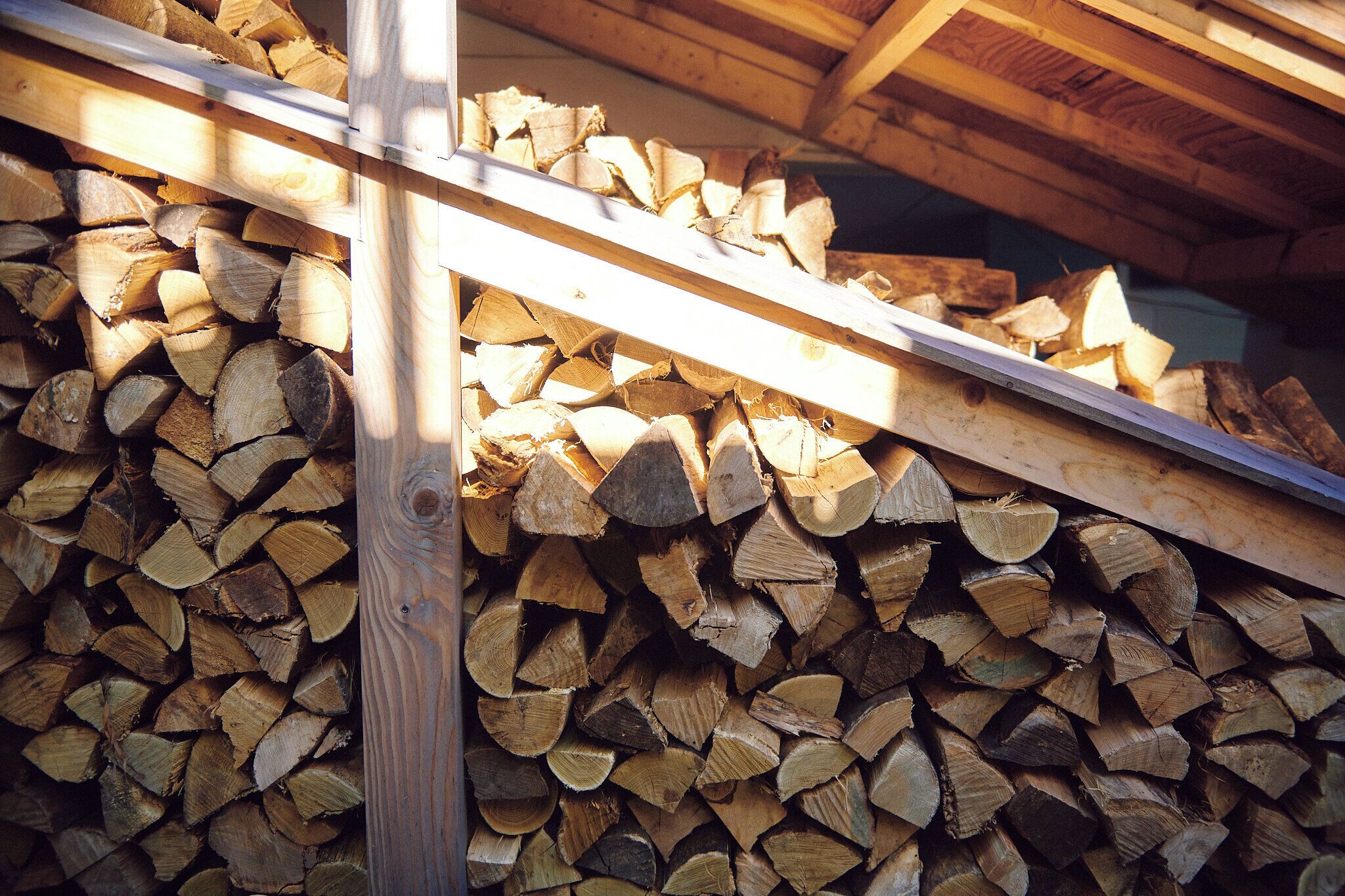 Un montón de leña en una estructura de madera.
