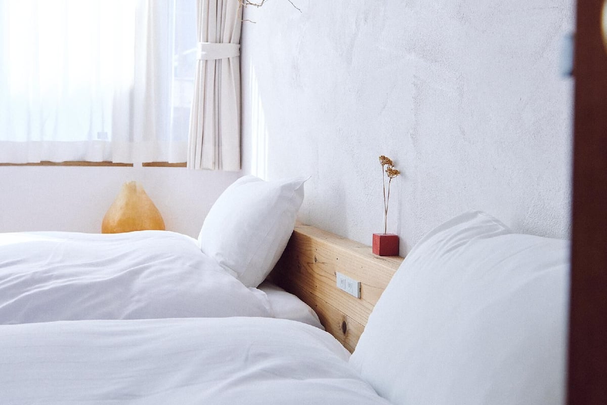 In-room safe, WiFi (free), bed sheets