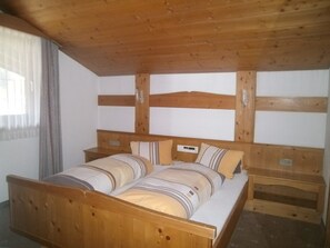 Quadruple Room | Desk, iron/ironing board, free WiFi, bed sheets - Hotel Garni Pfandl (Neustift Im Stubaital)