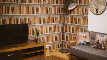 Comfort Apartment, 1 Queen Bed with Sofa bed, Non Smoking | Living room | 30-inch LCD TV with cable channels, TV, fireplace