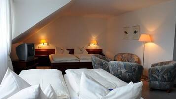 Doppelzimmer | Schreibtisch, Zustellbetten, kostenloses WLAN, Bettwäsche