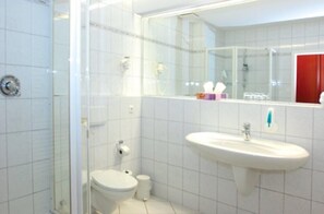 Free toiletries, hair dryer, towels - Hotel Rabennest am Schweriner See (Raben Steinfeld)