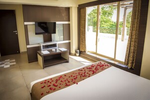 Royal Suite | Premium bedding, iron/ironing board, bed sheets