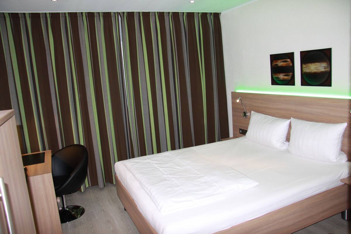 Classic Single Room | 1 bedroom, minibar, in-room safe, desk