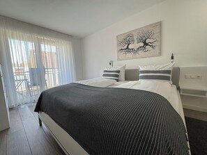 ميني بار وخزنة داخل الغرفة ومكتب ومساحة عمل للكمبيوتر المحمول