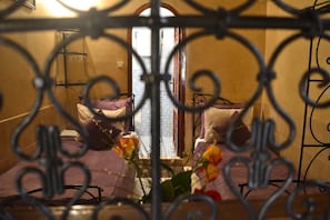 Desk, free WiFi, bed sheets - Hotel  Riad Belleville (Marrakech)