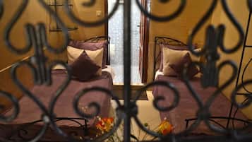 Chambre Double Ville, plusieurs lits | Bureau, Wi-Fi gratuit, draps fournis