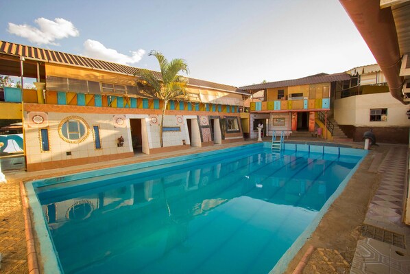 Outdoor pool - Signal Gardens Hotel (Kitui)