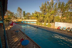 Outdoor pool - Signal Gardens Hotel (Kitui)