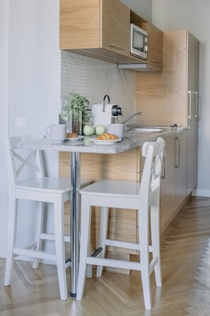City Apartment | In-room dining