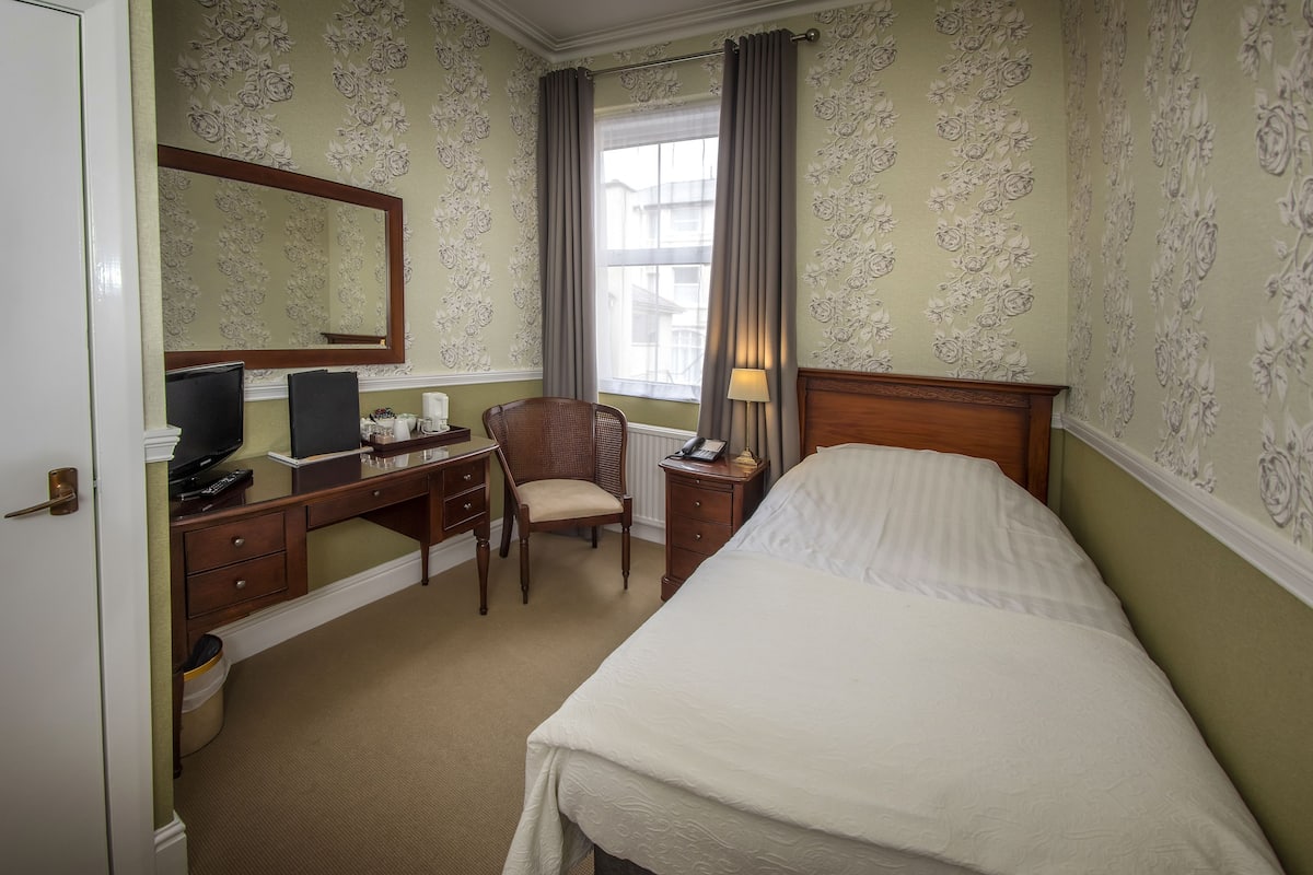 Standard Single Room | Free WiFi, bed sheets, wheelchair access