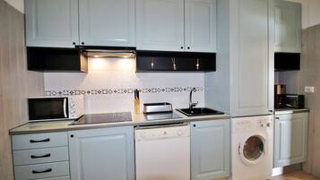 Frigorifero, microonde, piano cottura, lavastoviglie