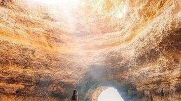 Una playa cerca, sillas reclinables de playa, toallas de playa