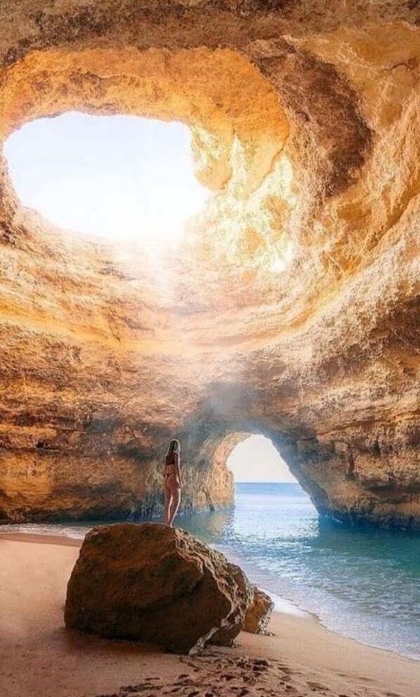 Ranta lähistöllä, aurinkotuoleja, rantapyyhkeitä