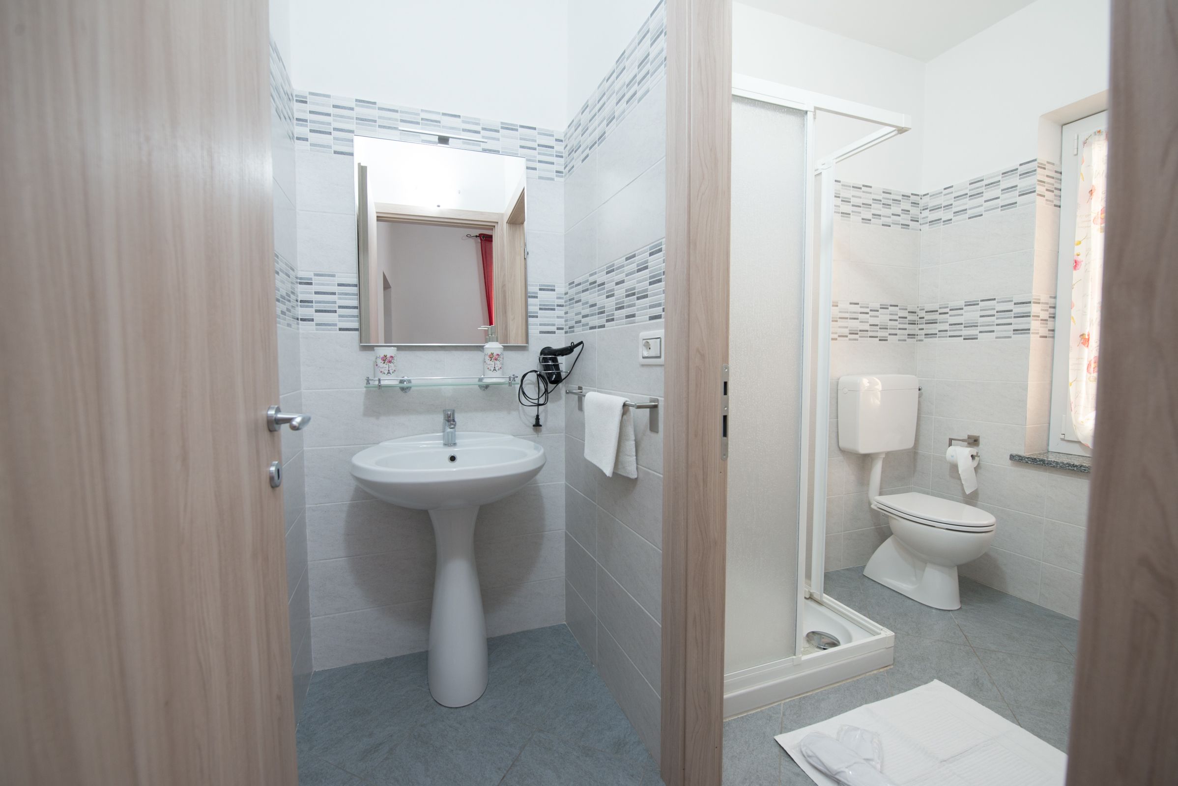 Camera Deluxe con letto matrimoniale o 2 letti singoli, non fumatori | Bagno | Doccia, soffione a pioggia, asciugacapelli, pantofole