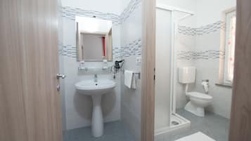 Camera Deluxe con letto matrimoniale o 2 letti singoli, non fumatori | Bagno | Doccia, soffione a pioggia, asciugacapelli, pantofole