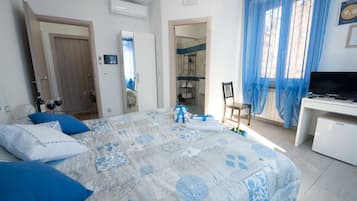 Phòng đôi hoặc 2 giường đơn Deluxe, không hút thuốc | Bộ đồ giường cao cấp, chăn bông, minibar, màn/rèm cản sáng