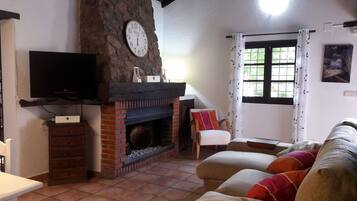 Casa rural clàssica, 4 dormitoris, piscina privada | Sala d'estar | Televisor i llar de foc