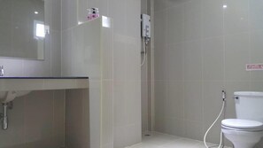 Kamar Double Standar | Kamar mandi | Shower, perlengkapan mandi gratis,  dan handuk