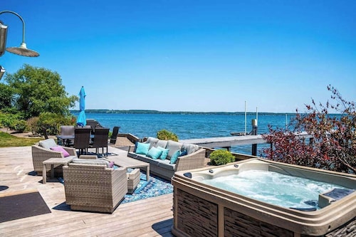 Lakefront Retreat w/ Hot Tub, Kayaks & PAC-MAN