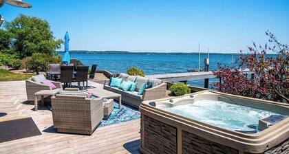 Lakefront Retreat w/ Hot Tub, Kayaks & PAC-MAN
