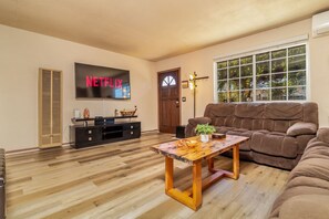 Smart TV, Netflix, Hulu, streaming services