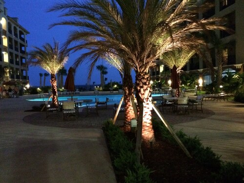 "Home Away From Home" In This Beautifully Decorated With Modern Furnishings.