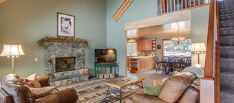 Serene mountain views, ONLY 5 minutes from Leavenworth, AND Dog Friendly!