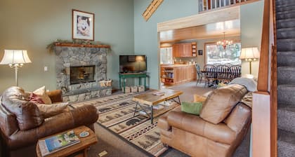 Serene mountain views, ONLY 5 minutes from Leavenworth, AND Dog Friendly!