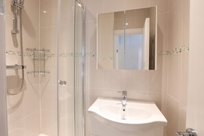Appartement Exécutif, 1 lit double et 1 canapé-lit, non-fumeurs | Salle de bain | Douche, serviettes fournies