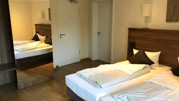 Bureau, rideaux occultants, fer et planche à repasser