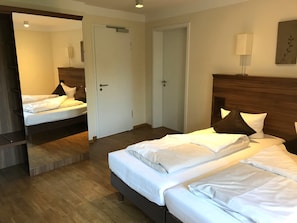 Escritorio, cortinas blackout y tabla de planchar con plancha