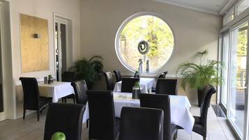 Petit déjeuner buffet (5 EUR par personne)