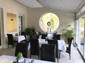 Desayuno buffet (EUR 5 por persona)