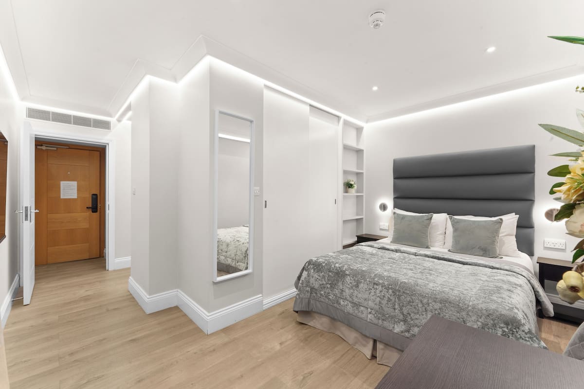 LG Standard Studio | Blackout drapes, iron/ironing board, free WiFi