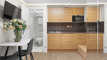 Economy-Studio | Eigene Küche | Wasserkocher, Esstisch