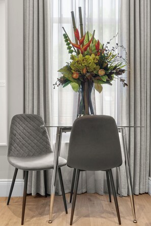 Cortinas blackout, tabla de planchar con plancha y wifi gratis 
