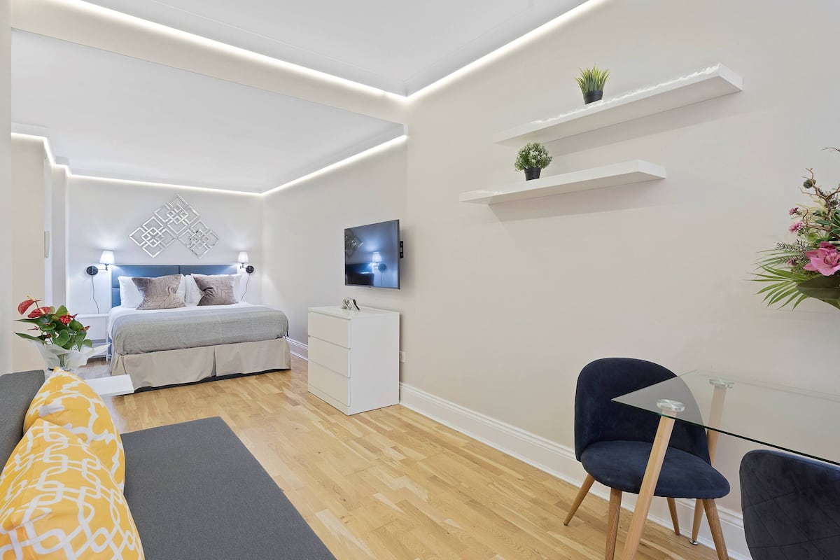 LG Family Studio | Blackout drapes, iron/ironing board, free WiFi