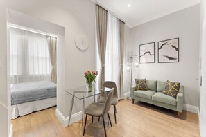 Studio – executive | Blendingsgardiner, strykejern/-brett og wi-fi (inkludert)